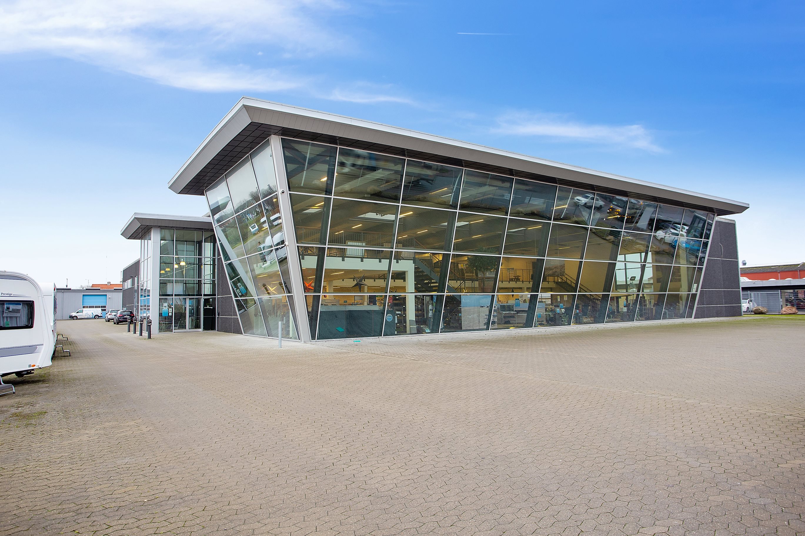 Køge får nyt showroom med spektakulære hestekræfter